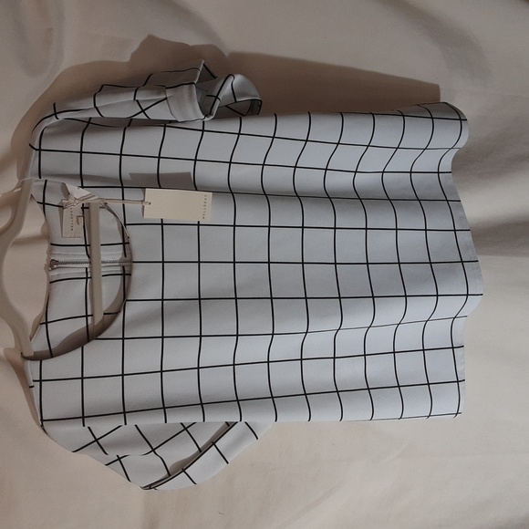 MELLODAY Tops - Melloday Zipper back closure NWT